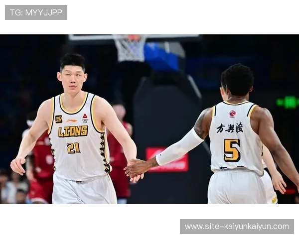 总决赛G6终场哨响,广厦将士相拥庆祝首冠。 总决赛G6终场哨响,广厦将士相拥庆祝首冠。